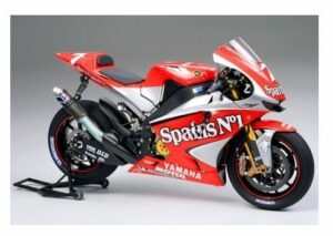 Tamiya: 1:12 Yamaha YZR-M1 #7/#33 ´04 TAM14100