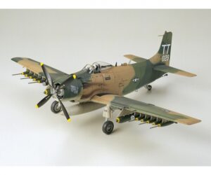 Tamiya: 1:48 – Douglas A-1J Skyrider USAF (300061073)